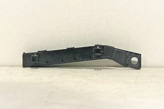 Крепление переднего бампера правое Nissan Tiida 2004-2014 (SAT)